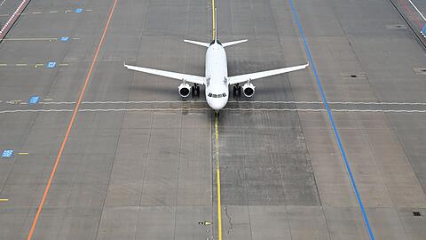 Das Flugzeug stand mehr als eine Stunde nach dem urspr&uuml;nglich geplanten Abflug noch auf dem Vorfeld des Flughafens. (Symbolbild)