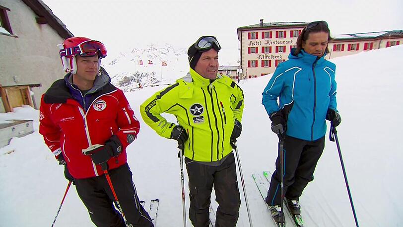 Lothar Matthäus (M.) und sein Manager Wim Vogel (l.) verbringen in Begleitung eines Skilehrers ihren Skiurlaub in Zermatt.
