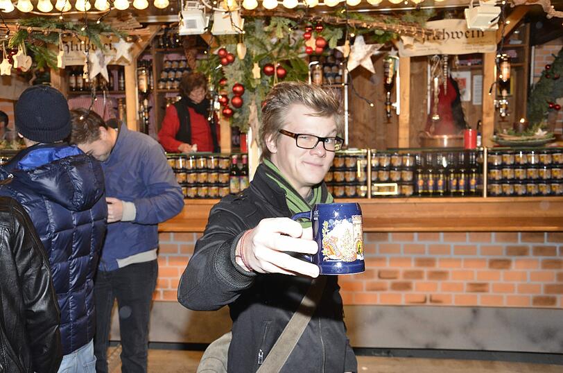 Name: Bio Glühwein
Stand: Glühweinstand zum Dom, Frauenkirche 
Preis: 4 Euro
Menge: 0,25 Liter
Sterne: 3/5

FAZIT: Ich lasse mich vom Verkaufsargument &bdquo;Bio&ldquo; ködern und bekomme die Tasse vor meinen Augen aus einer Kelle aus dem Kessel eingeschenkt. Was ich dann trinke ist sehr heiß und sehr süß. Glühwein eben. Von Bio schmecke ich wenig. Vielleicht waren es ja glückliche Trauben.