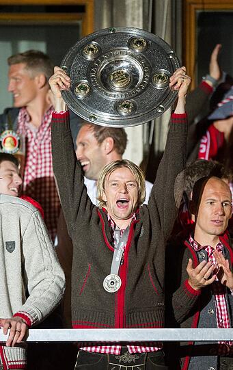 ANATOLI TIMOSCHTSCHUK, Note 1: 
Konnte das hohe Niveau der Bierduschen halten, wenn nicht gar toppen. Fiel schon beim Auto-Corso jedem wildfremden Fan um den Hals, brüllte am lautesten und benahm sich, als sei er endlich zum Spieler des Jahrzehnts gewählt worden. Party-Animal, ukrainisches. Hat sich allein deshalb einen neuen Drei-Jahres-Vertrag verdient.
