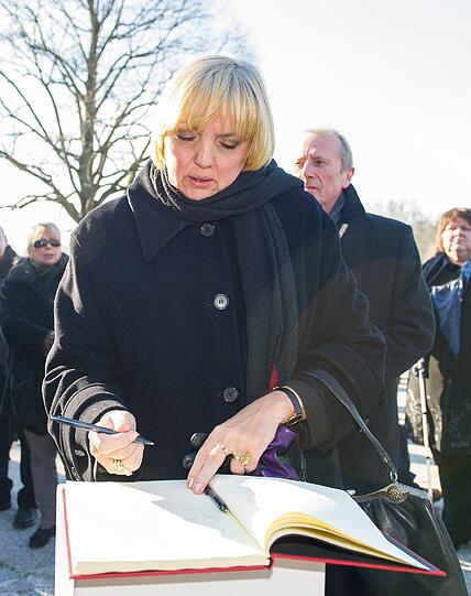 Auch Politikerin Claudia Roth erweist Hildebrandt die letzte Ehre.