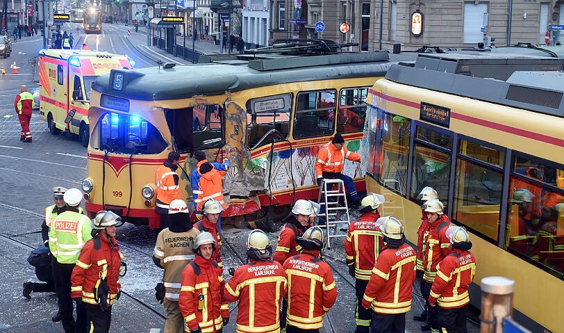 Die abgebildete Straßenbahn ist durch den Zusammenstoß aus den Gleisen gesprungen.