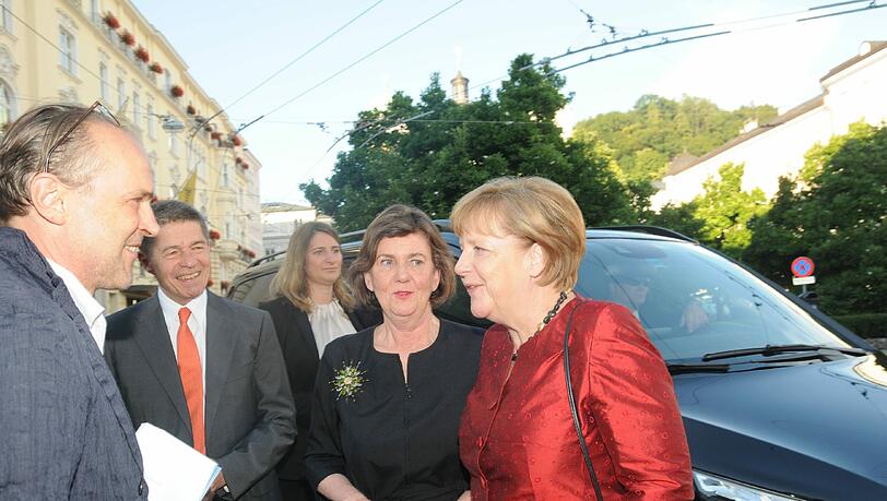 Festspielchef Sven-Eric Bechtolf (li.) und die Festspiel-Präsidentin Helga Rabl-Stadler (2. v. r.) begrüßen Angela Merkel zur Beckett-Premiere vor dem Salzburger Landestheater. Festspielchef Sven-Eric Bechtolf (li.) und die Festspiel-Präsidentin Helga Rabl-Stadler (2. v. r.) begrüßen Angela Merkel zur Beckett-Premiere vor dem Salzburger Landestheater.