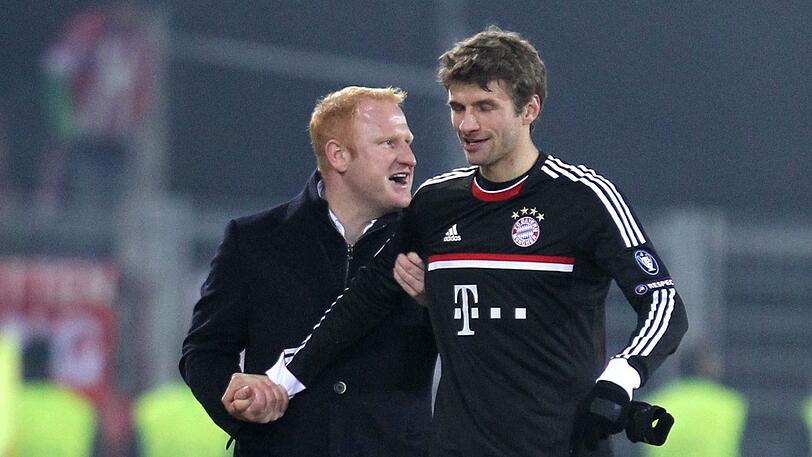 Thomas Müller (r.) trifft Jugendcoach Heiko Vogel 2012 als Trainer des FC Basel.
