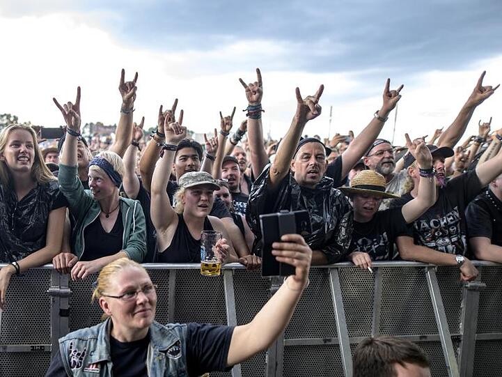 Die Wacken Firefighters werden gefeiert. Aber am Himmel braut sich schon was zusammen.
