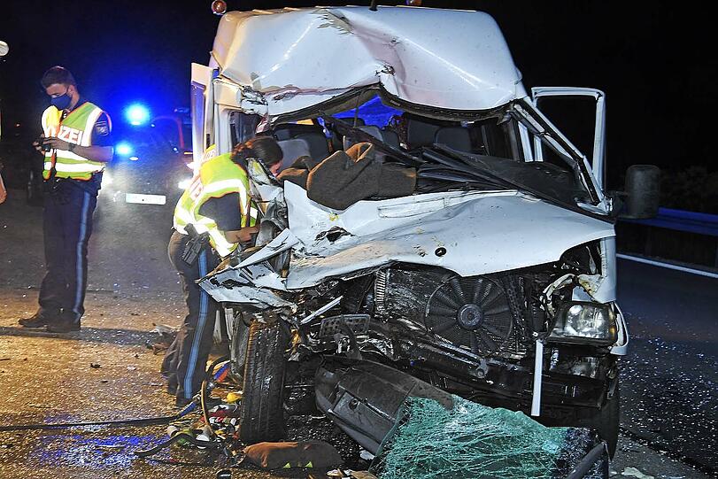 Die Beifahrerin musste von der Feuerwehr aus dem Fahrzeugwrack befreit werden.