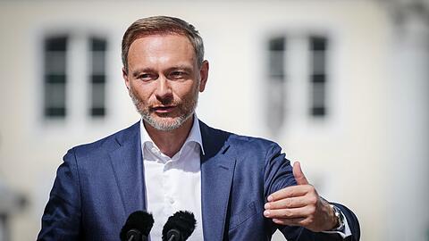 Bundesfinanzminister Christian Lindner (FDP)  gibt zum Ende der Klausur des Bundeskabinetts vor dem Schloss Meseberg eine Pressekonferenz.