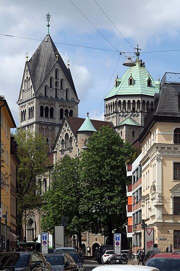 Mächtig: Die Pfarrkirche beherrscht den St.-Anna-Platz.