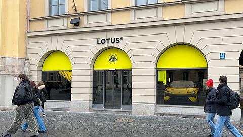 Der Showroom des Autoherstellers Lotus am Odeonsplatz.