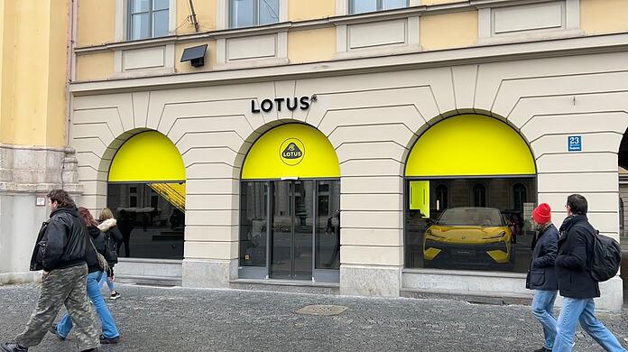 Der Showroom des Autoherstellers Lotus am Odeonsplatz.