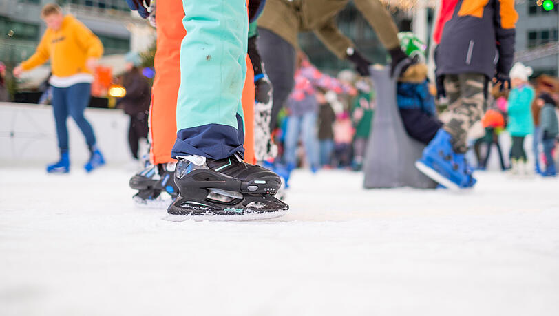 Die große Eisbahn lädt zum Schlittschuhlaufen und Eisstockschießen ein. Die große Eisbahn lädt zum Schlittschuhlaufen und Eisstockschießen ein.
