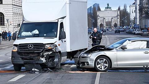 Nach dem Unfall musste die Ludwigstra&szlig;e f&uuml;r l&auml;ngere Zeit gesperrt werden.