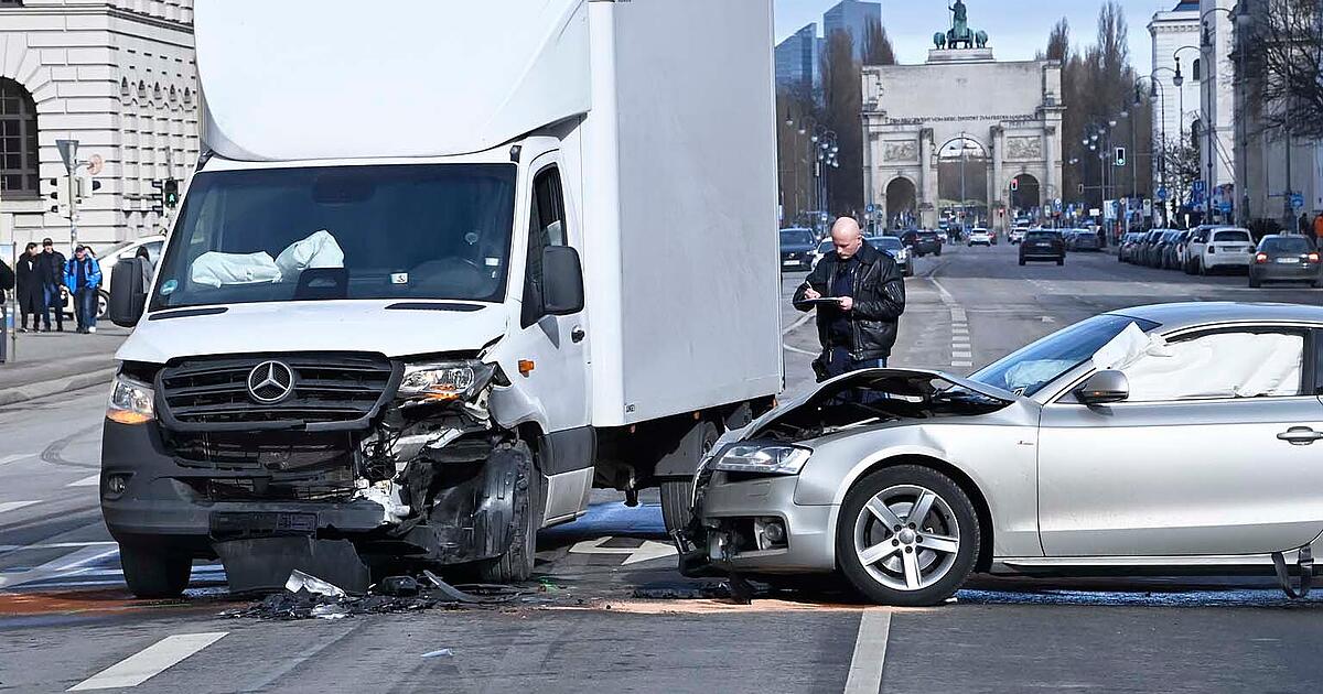 Unfall-auf-der-Ludwigstra-e-Audi-kommt-von-Fahrbahn-ab-und-rammt-Mercedes