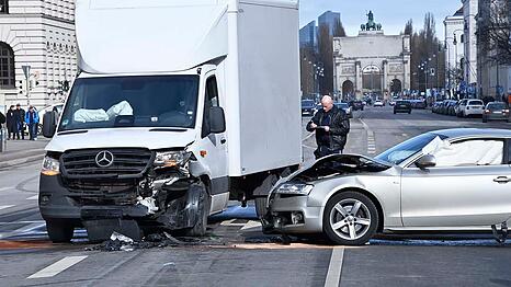 Nach dem Unfall musste die Ludwigstra&szlig;e f&uuml;r l&auml;ngere Zeit gesperrt werden.