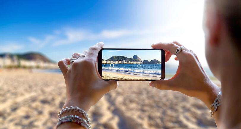 Ein Selfie oder der paradiesische Strandausblick - Urlaubserinnerungen mit der Kamera festzuhalten geh&ouml;rt dazu. Es l&auml;sst sich oft nicht vermeiden, dass andere Menschen im Hintergrund zu sehen sind. Das ist in Ordnung. Problematisch und m&ouml;glicherweise Strafbar wird es erst, wenn Sie fremde Strandbesucher gezielt fotografieren und die Bilder ohne deren Erlaubnis in sozialen Netzwerken ver&ouml;ffentlichen.