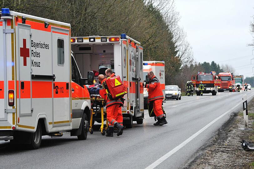 Schwerer Unfall  mit Überschlag auf der B299 bei Landshut Höhe Ried. Die Bilder.