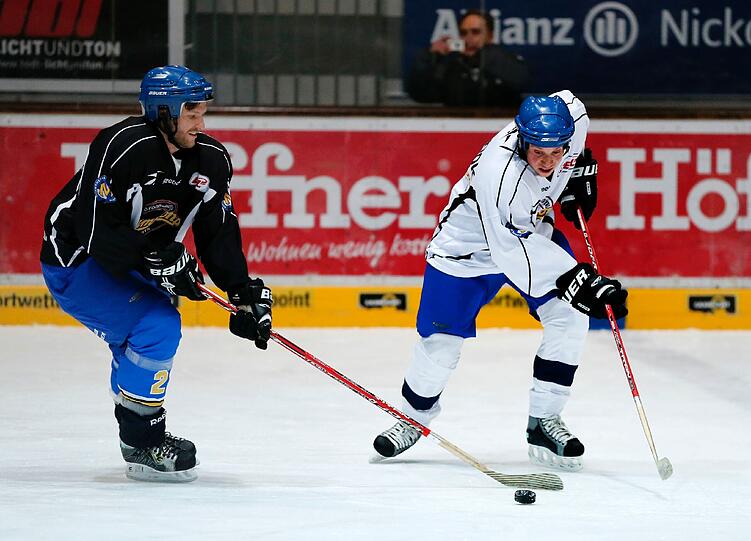 Für eine Trainingseinheit haben die Löwen das runde Leder gegen Schlittschuhe, Puck und Schläger getauscht.