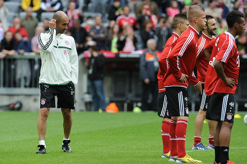 Kritisch beäugt der Chef das Training seiner Spieler.