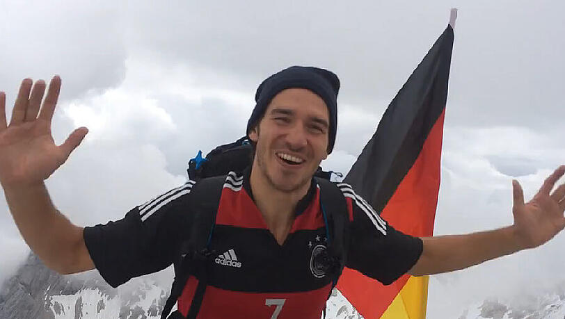 Ski-Star Felix Neureuther und DFB-Star Bastian Schweisteiger sind seit Kindertagen gute Freunde! Ski-Star Felix Neureuther und DFB-Star Bastian Schweisteiger sind seit Kindertagen gute Freunde!