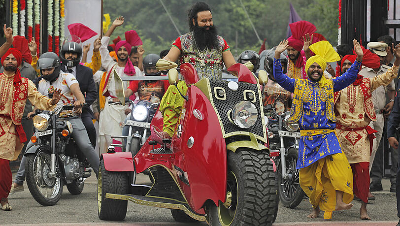 Im Gerichtsverfahren gegen den Guru Gurmeet Ram Rahim, der der Vergewaltigung angeklagt ist, wird heute ein Urteil erwartet. Im Gerichtsverfahren gegen den Guru Gurmeet Ram Rahim, der der Vergewaltigung angeklagt ist, wird heute ein Urteil erwartet.