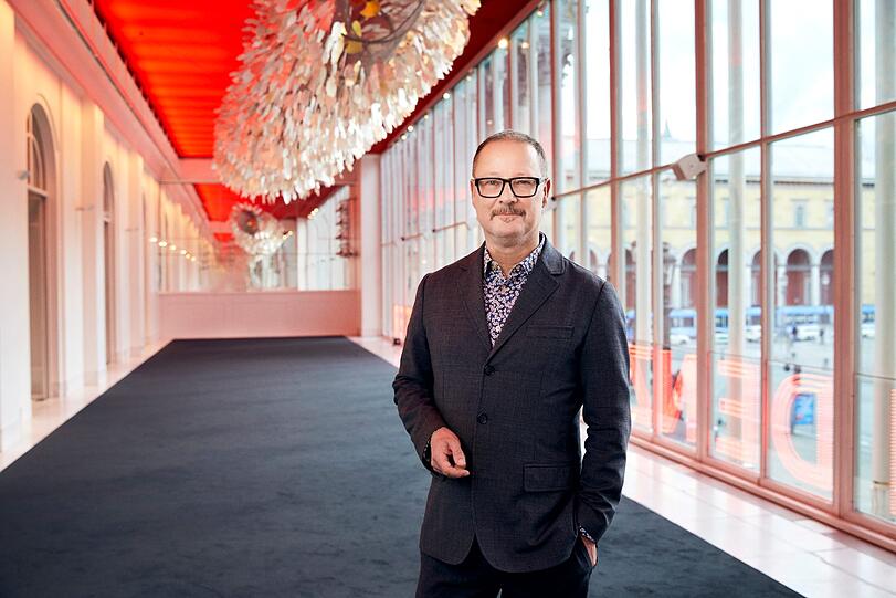 Ein Intendant allein im Haus: Andreas Beck im oberen Foyer des Residenztheaters vor Ingo Maurers Lichtskulptur &bdquo;Silver Cloud&ldquo;.