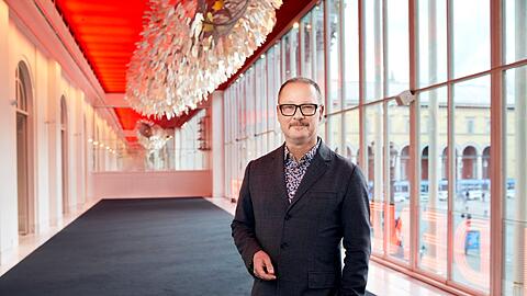 Ein Intendant allein im Haus: Andreas Beck im oberen Foyer des Residenztheaters vor Ingo Maurers Lichtskulptur &bdquo;Silver Cloud&ldquo;.