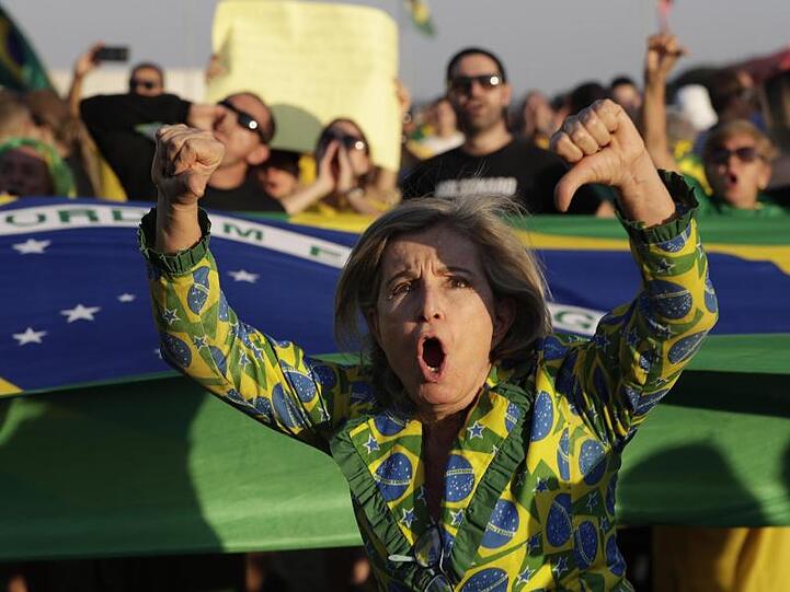 Ein Anhänger des brasilianischen Präsidenten Bolsonaro protestiert gegen die Freilassung von Ex-Präsident Lula da Silva.