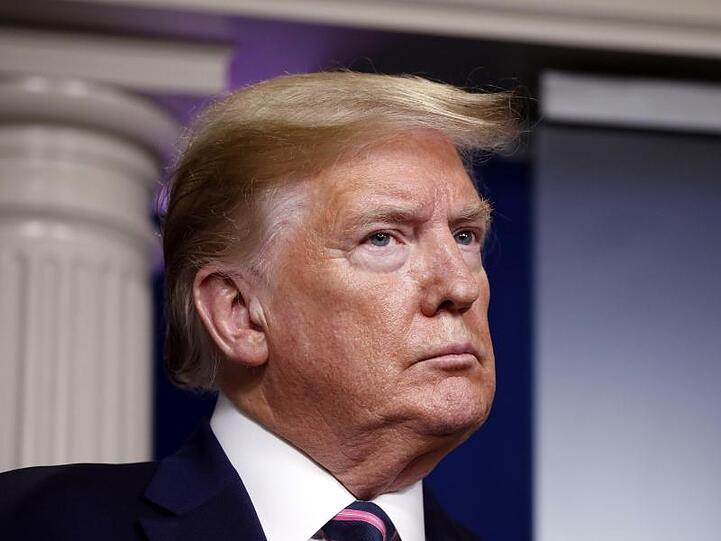 Nach viel öffentlicher Kritik und offiziellen Warnungen hat sich US-Präsident Donald Trump bemüht, seine Idee zu Desinfektionsmittel-Injektionen gegen das Coronavirus wieder einzufangen.