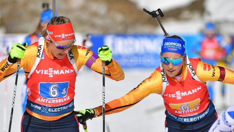Franziska Preuss (r) bei der Übergabe an Staffel-Schlussläuferin Denise Herrmann. Franziska Preuss (r) bei der Übergabe an Staffel-Schlussläuferin Denise Herrmann.