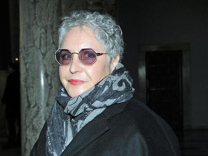 Die Schauspielerin Katherina Jacob auf dem Weg zur Trauerfeier.