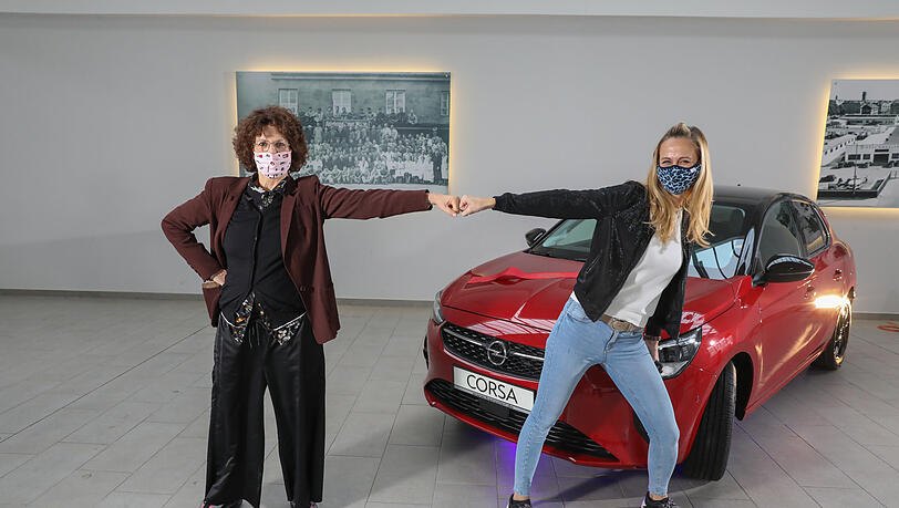 Adelinde Knorr und Lisa Buschmann vor dem Hauptpreis des Wettbewerbs: einem Opel Corsa von Auto Häusler.
