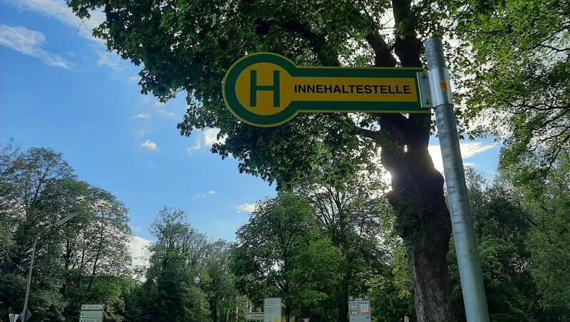 "Innehaltestelle": Eine Kunstaktion hat in Ebersberg die Behörden auf den Plan gerufen.