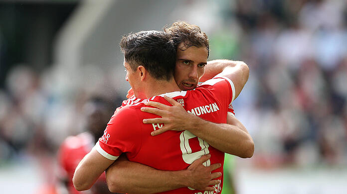 Leon Goretzka (hinten) und Robert Lewandowski.