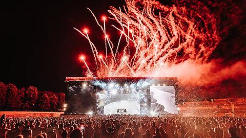Livemusik und Feuerwerk gehörten auf dem Lollapalooza Berlin 2023 fest zusammen.