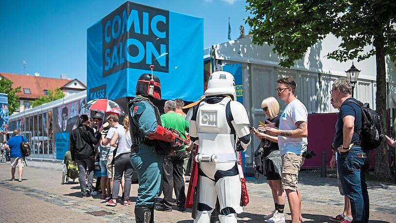 Cosplayer in "Star Wars"-Kostümen an einer Kassenschlange beim Erlanger Comic-Salon. Foto: Nicolas Armer/dpa Cosplayer in "Star Wars"-Kostümen an einer Kassenschlange beim Erlanger Comic-Salon. Foto: Nicolas Armer/dpa