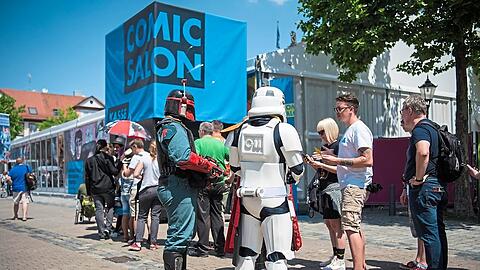 Cosplayer in "Star Wars"-Kostümen an einer Kassenschlange beim Erlanger Comic-Salon.  Foto: Nicolas Armer/dpa