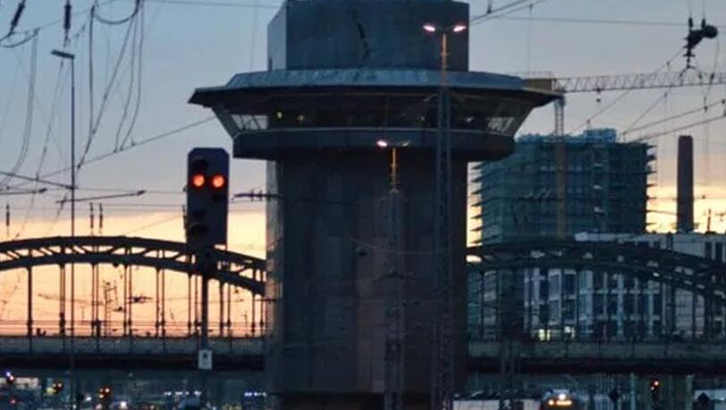 Die Bundespolizei fand den Mann in der Nähe des Stellwerks an der Hackerbrücke. Die Bundespolizei fand den Mann in der Nähe des Stellwerks an der Hackerbrücke.