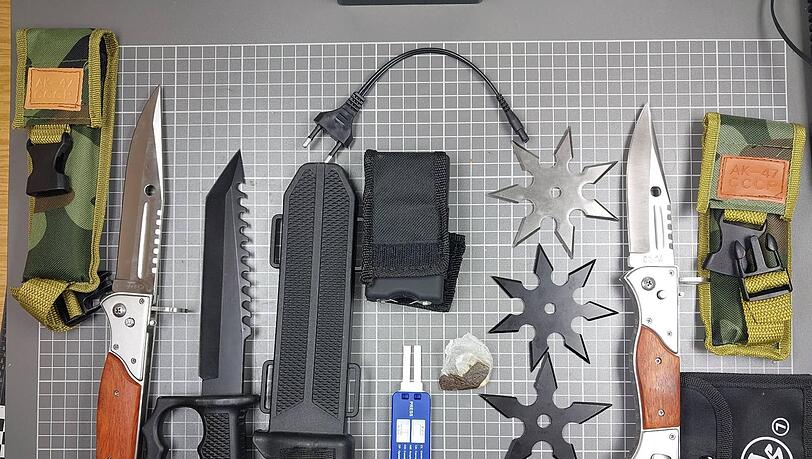 Mehrere Waffen und Drogen fanden die Ermittler bei den beiden Teenagern.