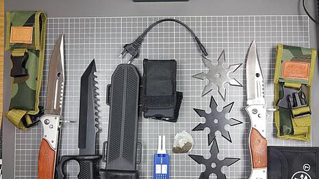 Mehrere Waffen und Drogen fanden die Ermittler bei den beiden Teenagern.