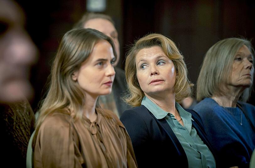 Elke Haien (Olga von Luckwald, links) hat gute Beziehungen in die Politik, denn die Landr&auml;tin Janne Manners (Annette Frier, Mitte) ist ihre Patentante. Sie findet Haukes Plan, wie Elke, gut und m&ouml;chte ihn bei der Ministerin durchbringen.