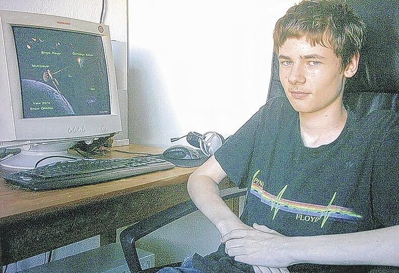 Sein Schreibtisch ist sein Sportplatz: Anton Emmerich vor dem heimischen PC.