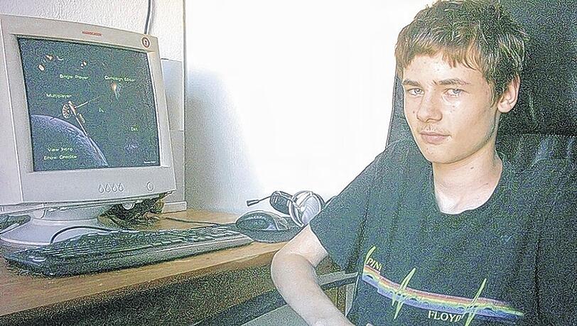Sein Schreibtisch ist sein Sportplatz: Anton Emmerich vor dem heimischen PC. Sein Schreibtisch ist sein Sportplatz: Anton Emmerich vor dem heimischen PC.