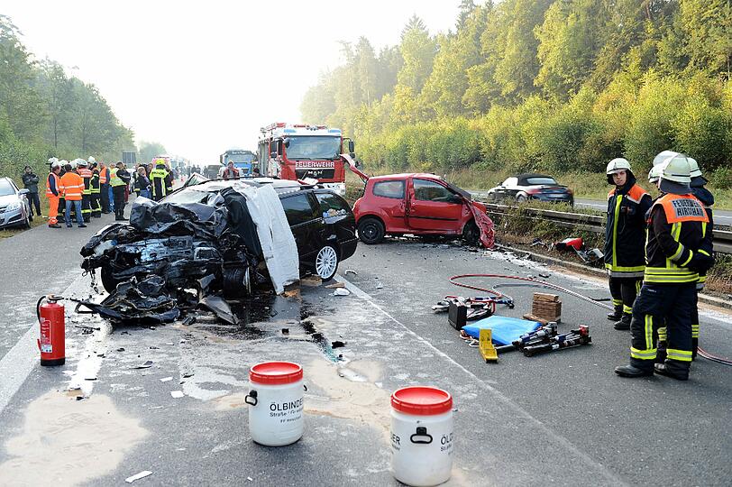 Die Falschfahrerin, das
sieben Jahre alte Mädchen und der Fahrer des entgegenkommenden Wagens
starben am Dienstagmorgen noch an der Unfallstelle.