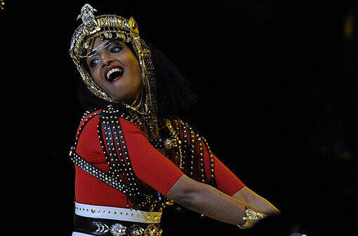 Und so bekommt auch der Super Bowl 2012 seinen Skandal: Die Rapperin M.I.A. zeigt dem Publikum den ausgestreckten Mittelfinger.