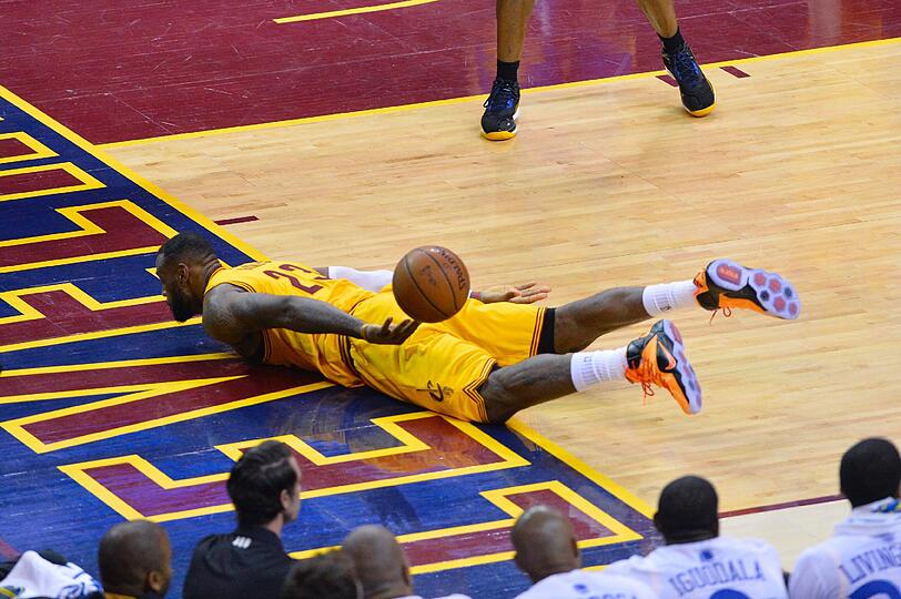 NBA-Star LeBron James von den Cleveland Cavaliers beim Spiel gegen die Golden State Warriors