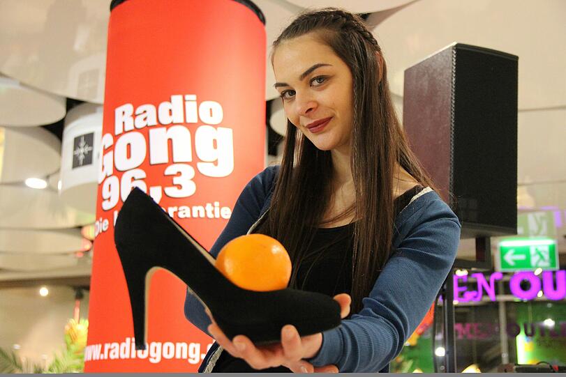 Melanie Walter (25): &bdquo;Heute morgen dachte ich mir &bdquo;Warum eigentlich nicht beim High Heel Training mitmachen?&ldquo; und zack, da stand ich auch schon auf der Bühne. Trainerin Sarah Toner hat viele tolle Tipps gegeben und wenn ich das nächste Mal wieder mit hohen Schuhen feiern gehen möchte, weiß ich wie ich besser damit laufen werde.&ldquo;