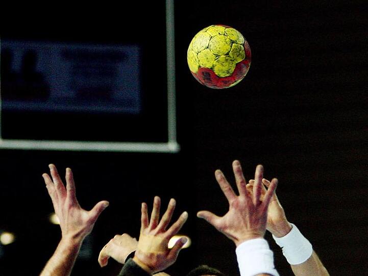 Ein Handball-Spiel. Foto: Boris Roessler/Archivbild