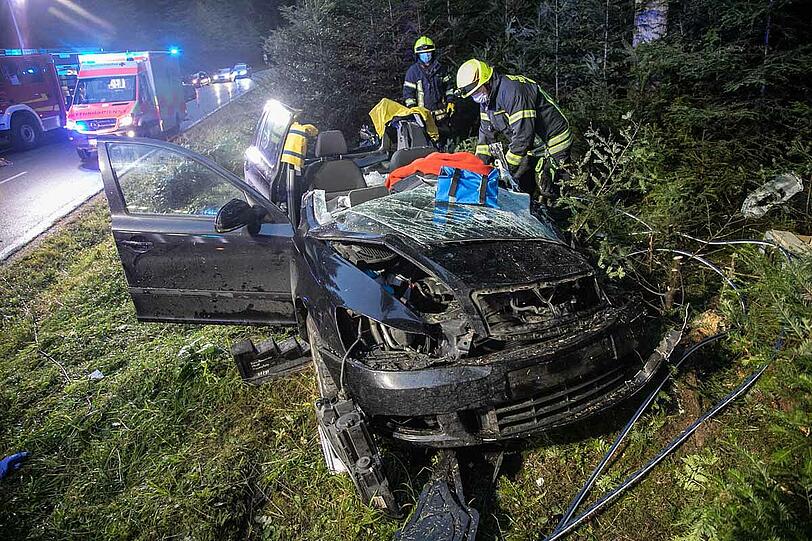 Bei dem missglückten Überholmanöver prallte ein VW Transporter frontal in einen Skoda, beide Fahrer wurden schwer verletzt.