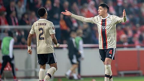 Edson Alvarez (r) von Ajax Amsterdam läuft gestikulierend über das Spielfeld.