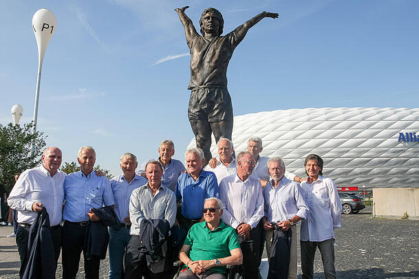 Gerd Müller wurde 2023 posthum mit einer Statue auf der Esplanade der Allianz Arena geehrt. Gerd Müller wurde 2023 posthum mit einer Statue auf der Esplanade der Allianz Arena geehrt.